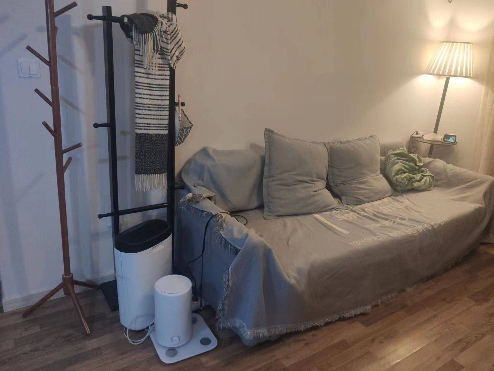 镇坪路3.4.7地铁附近小次卧出租，仅日租短租