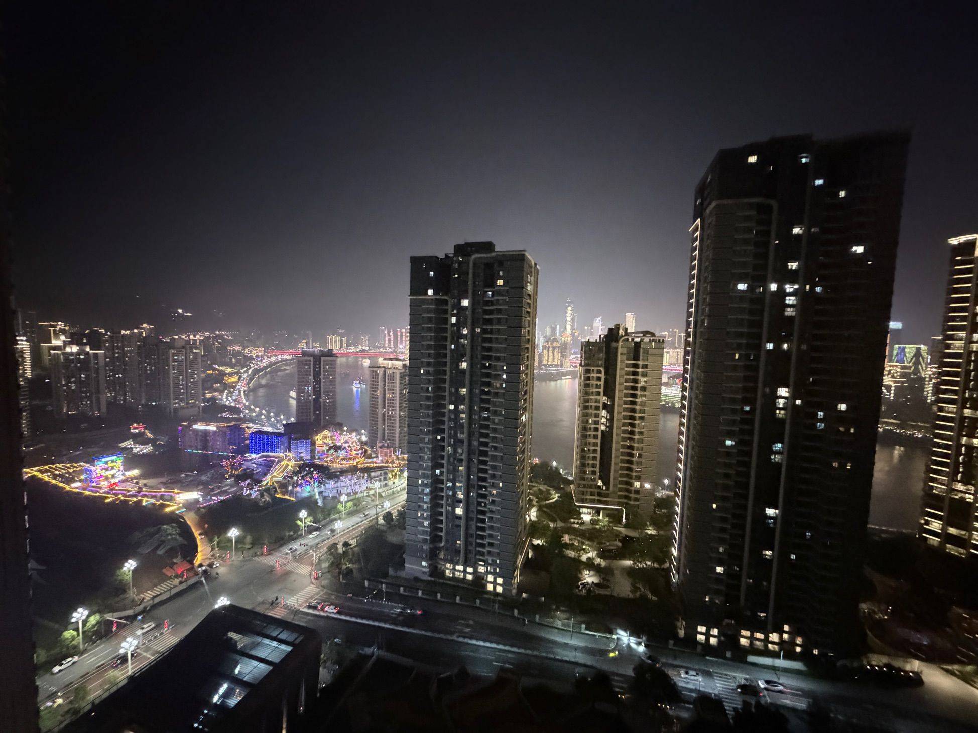 长嘉汇江景大平层空个次卧有人租吗，大概1