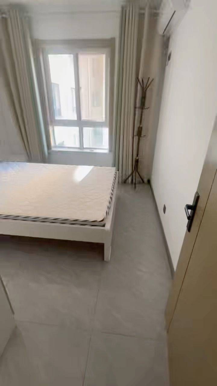 夏殿荣府蹲舍友