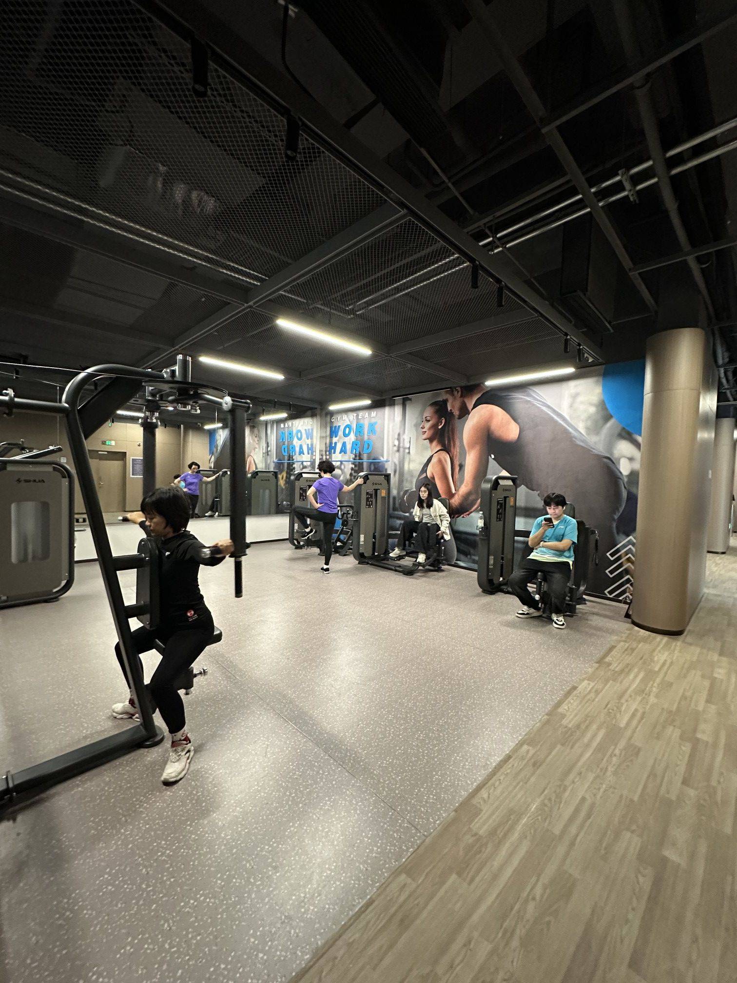  运动打卡  见人不如健身  健身