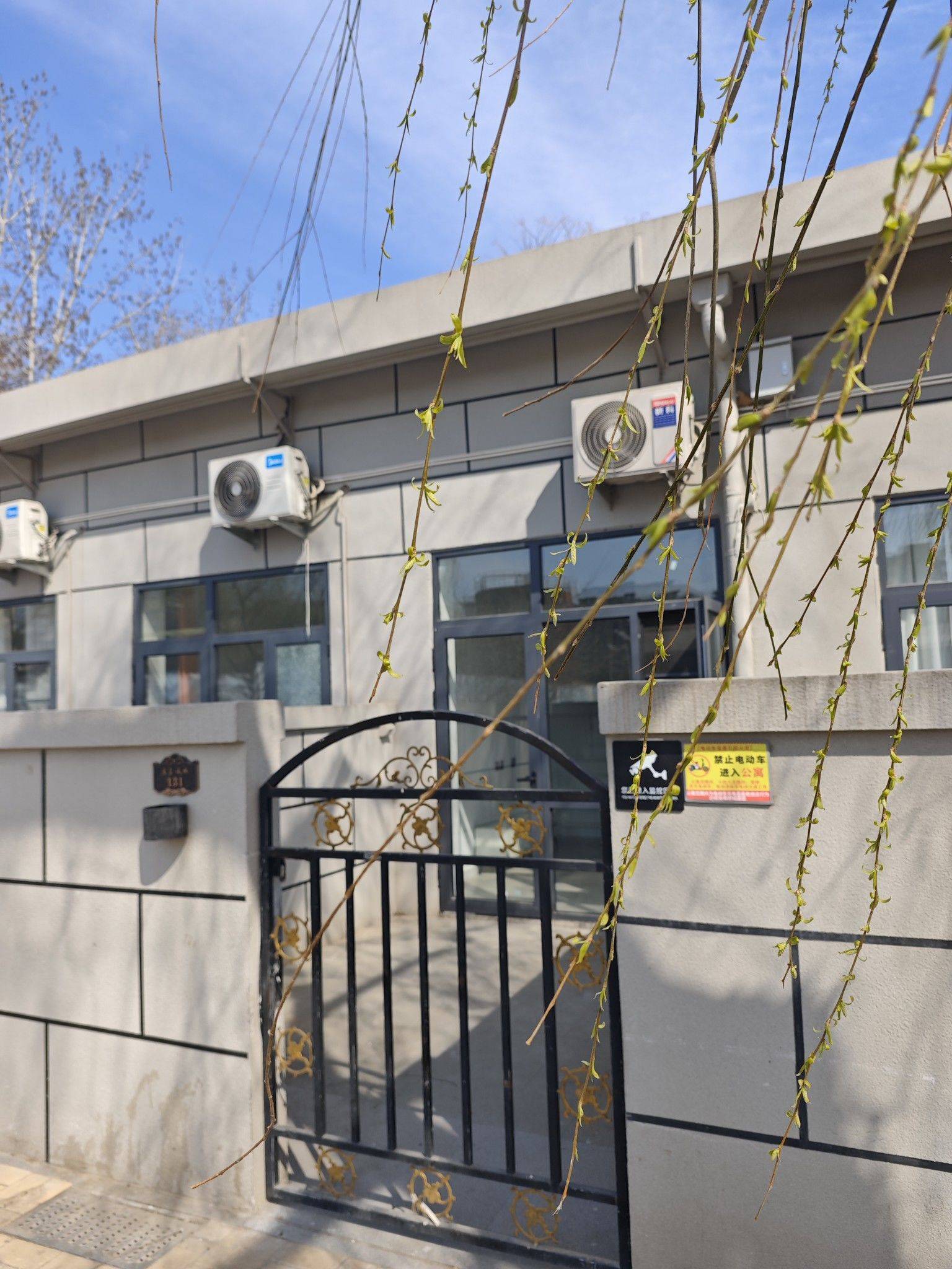 推开铁艺小门，春风就撞了个满怀。