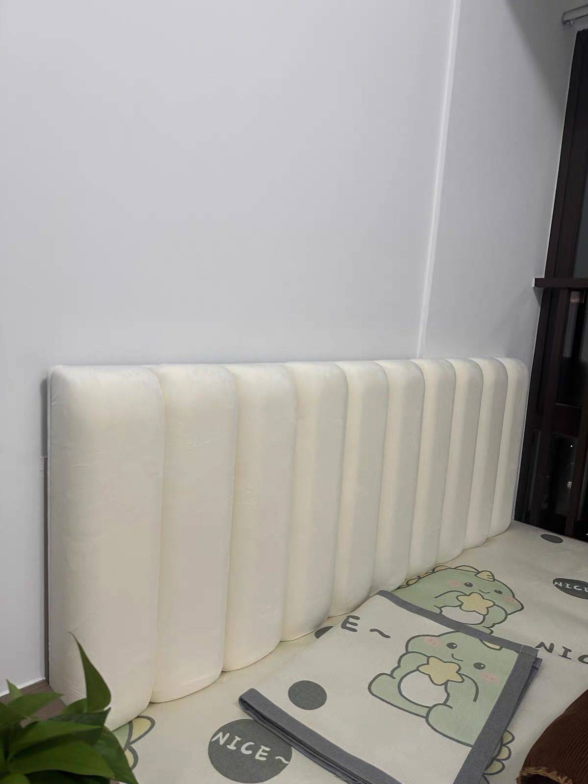 床头靠垫奶油风闲置出100拿走（1.9cm*62cm）