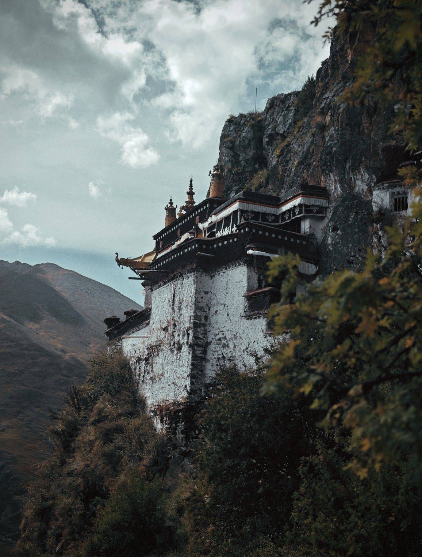 扎叶巴，依悬崖而建的寺院 山间古寺  _1