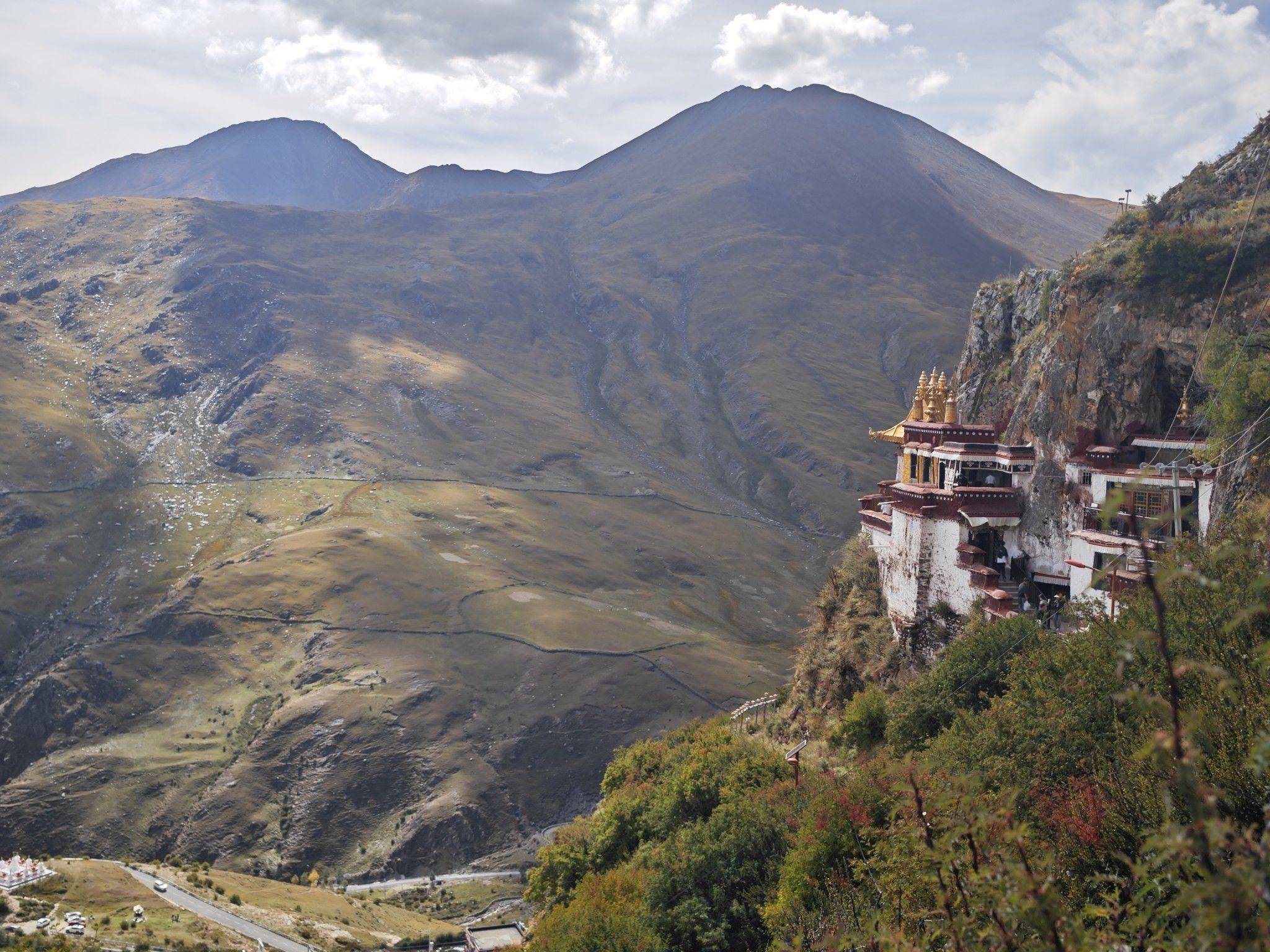 扎叶巴，依悬崖而建的寺院 山间古寺  