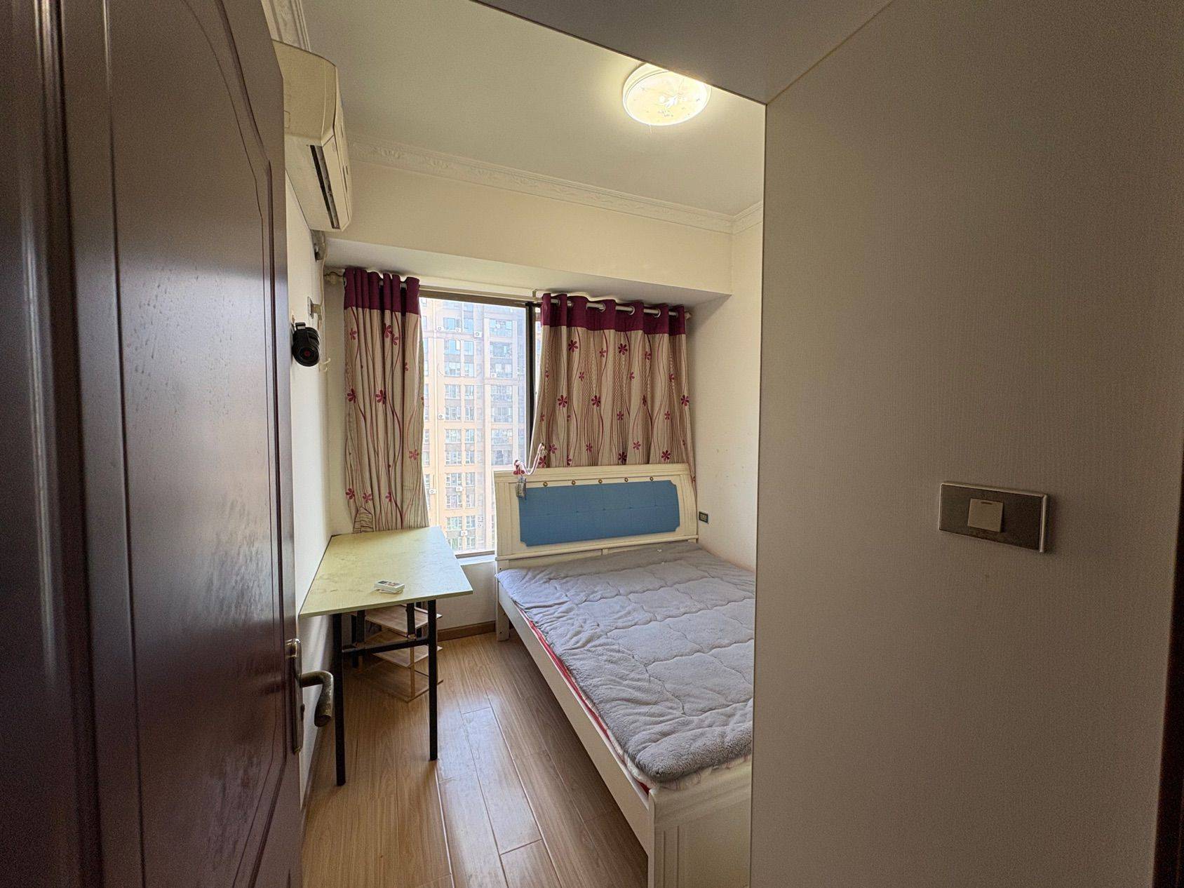 光谷金融港蹲室友_1