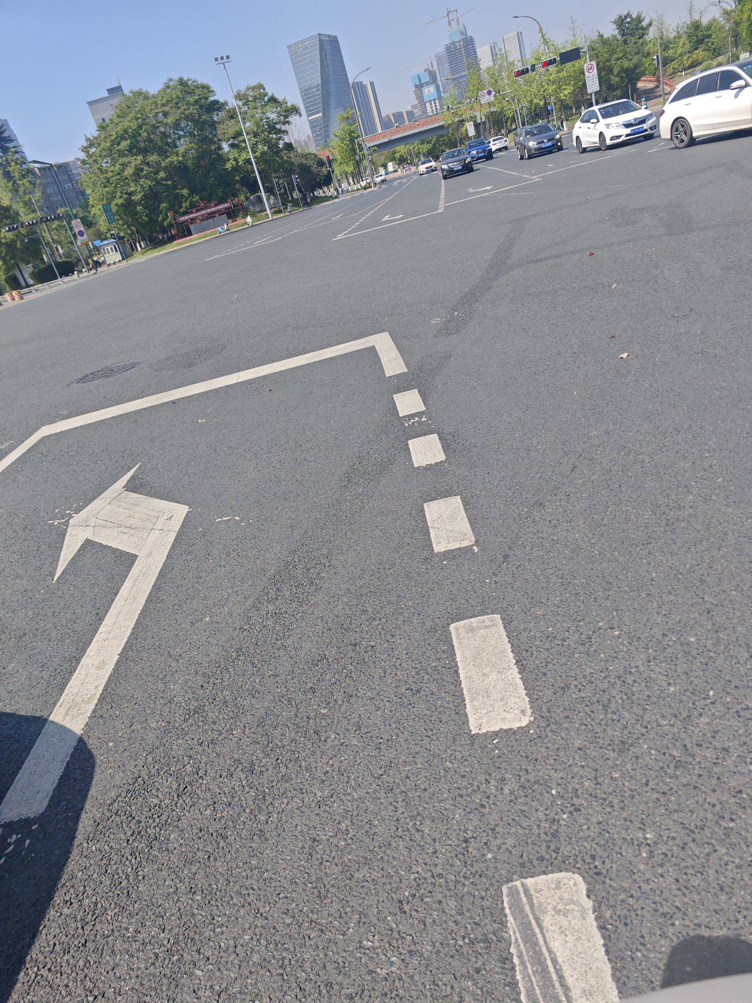  城市路口  左转车道  晴天出行