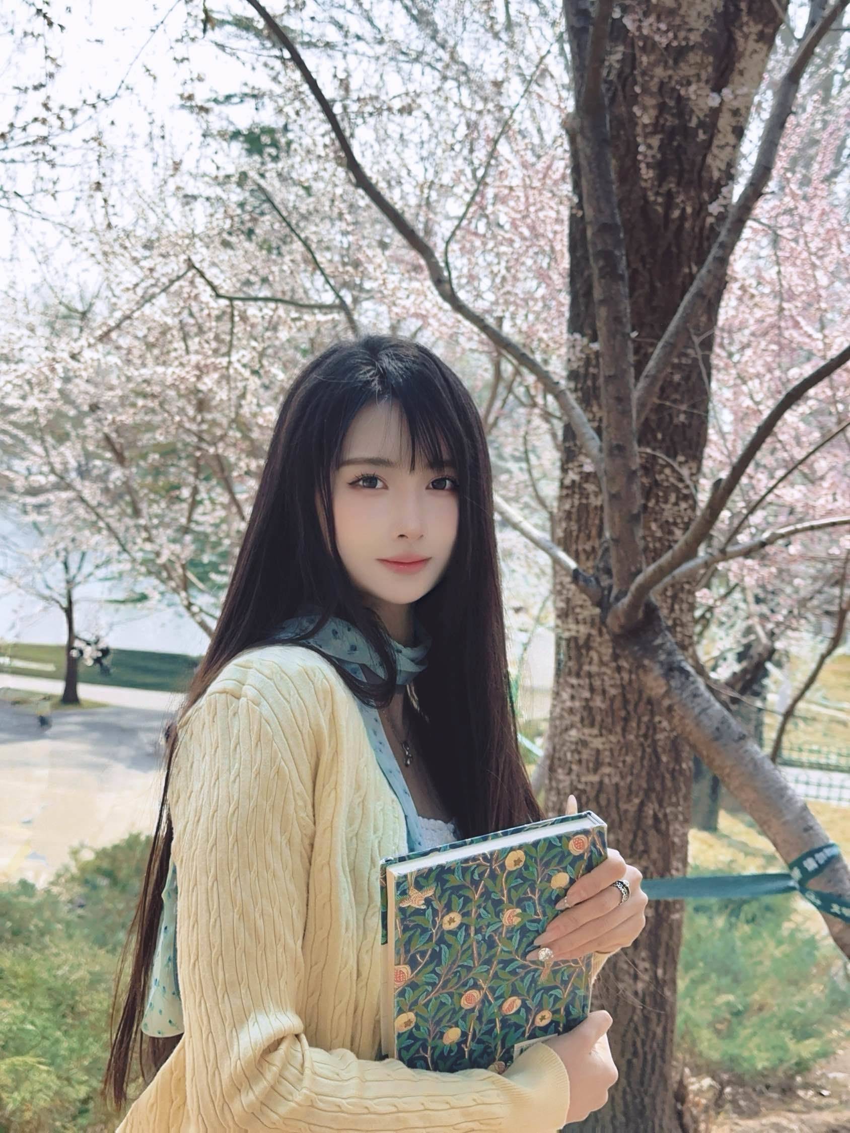 樱花树下  春日漫游  读书时光 