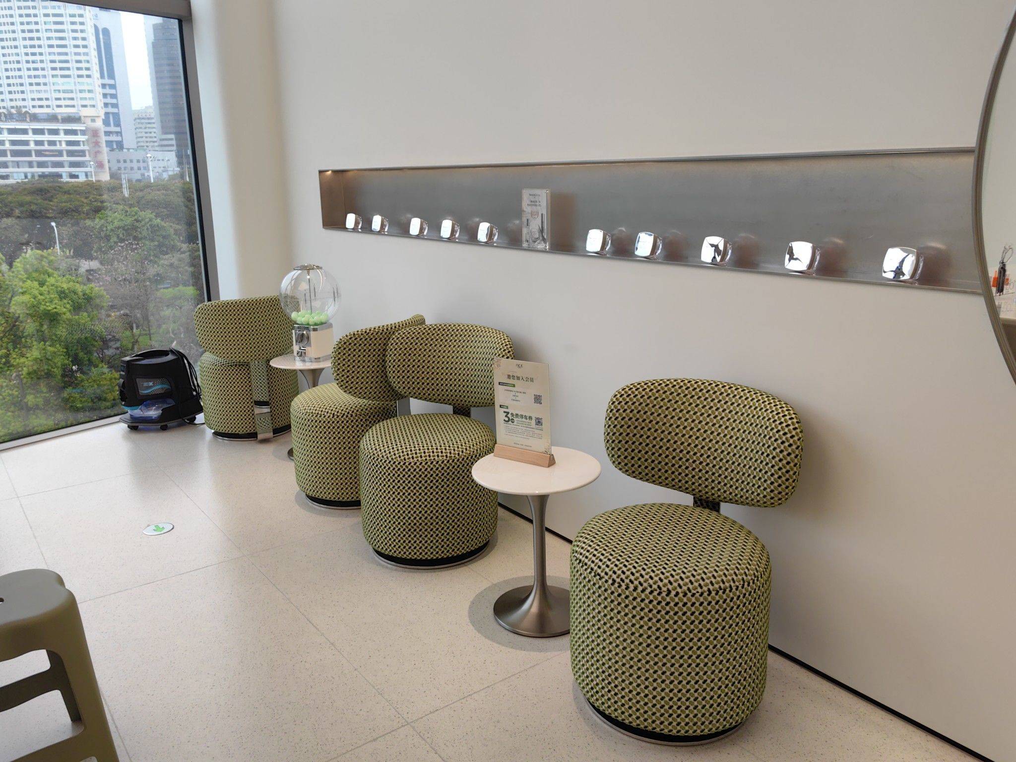 SwissGetal婕她，高端大气的线下门店_4