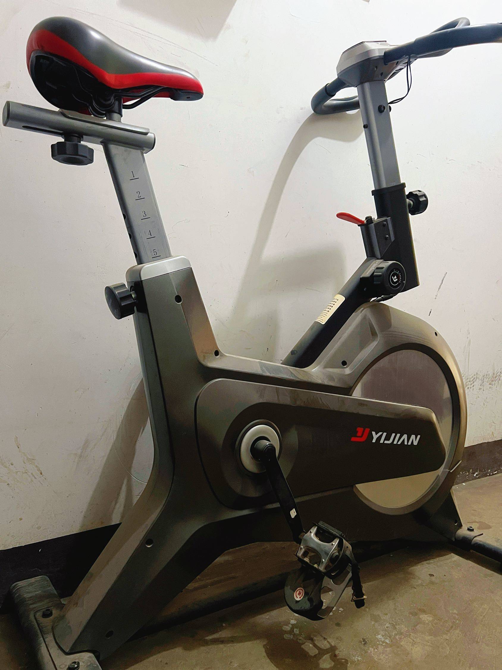 闲置跑步机一台，便宜出！另外有房出租