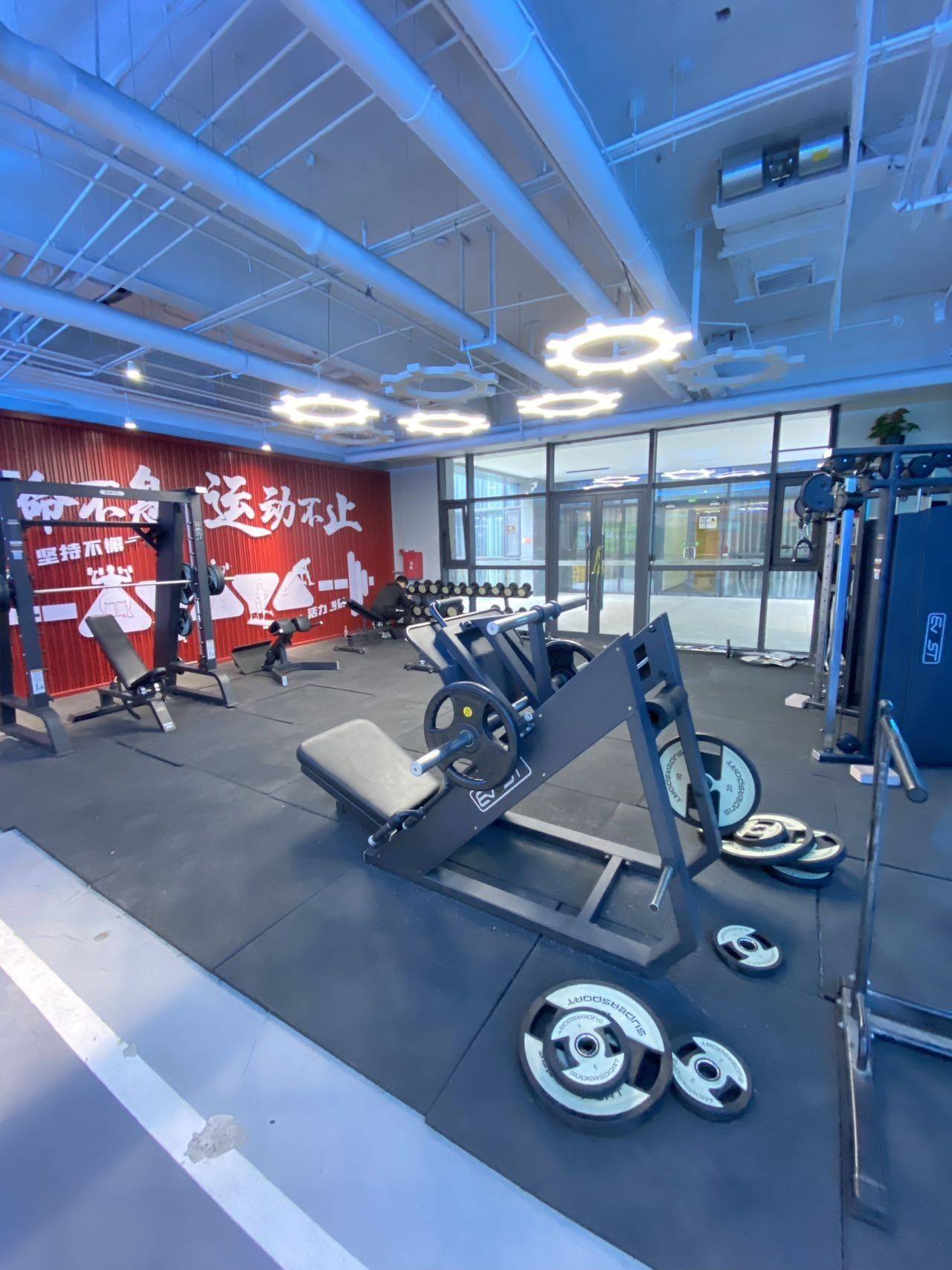 公寓就有免费的健身房，下班撸铁