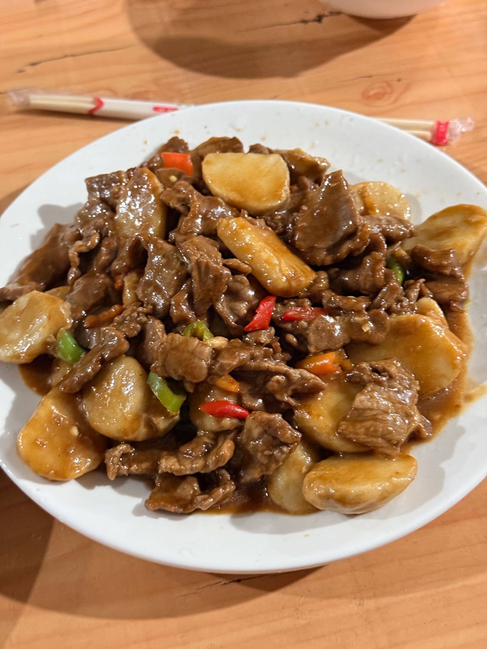 让我看看你们吃的芋子牛肉