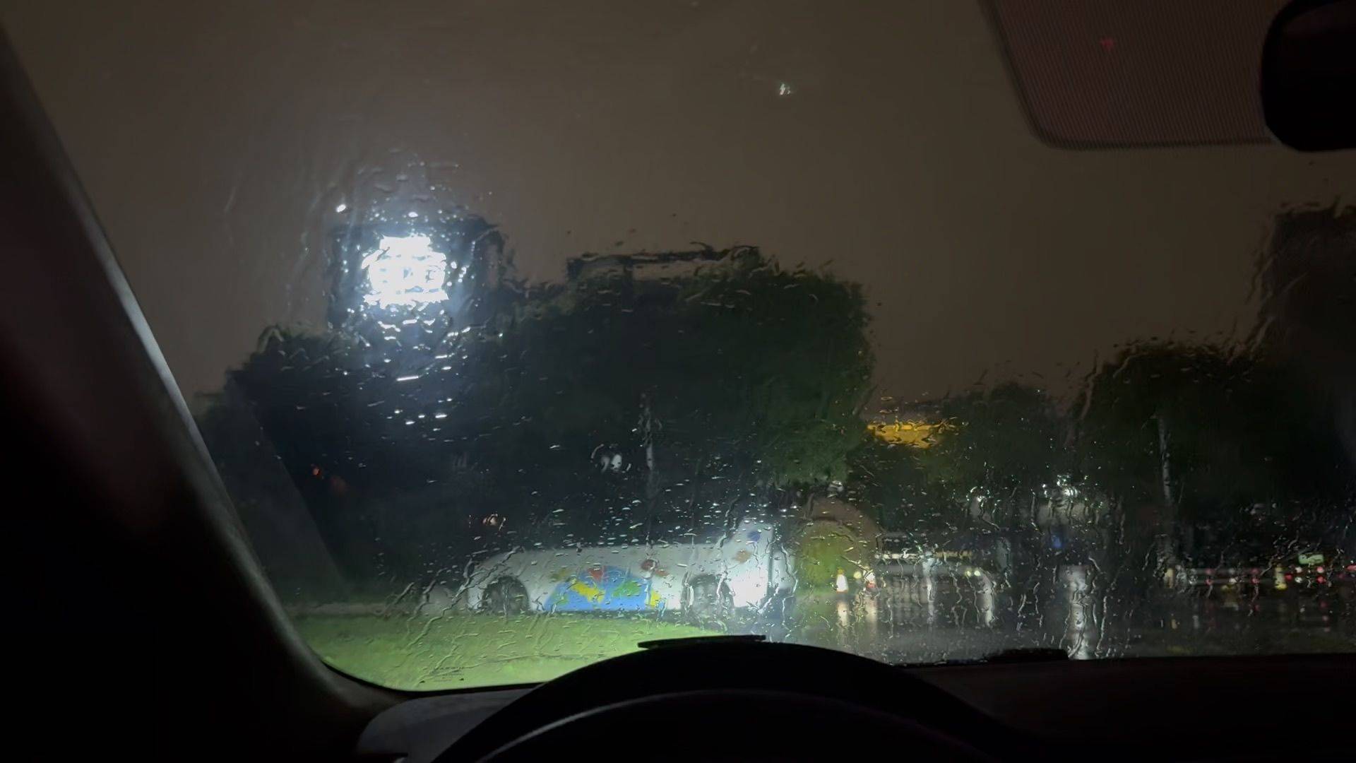 下雨天和听歌很配哟