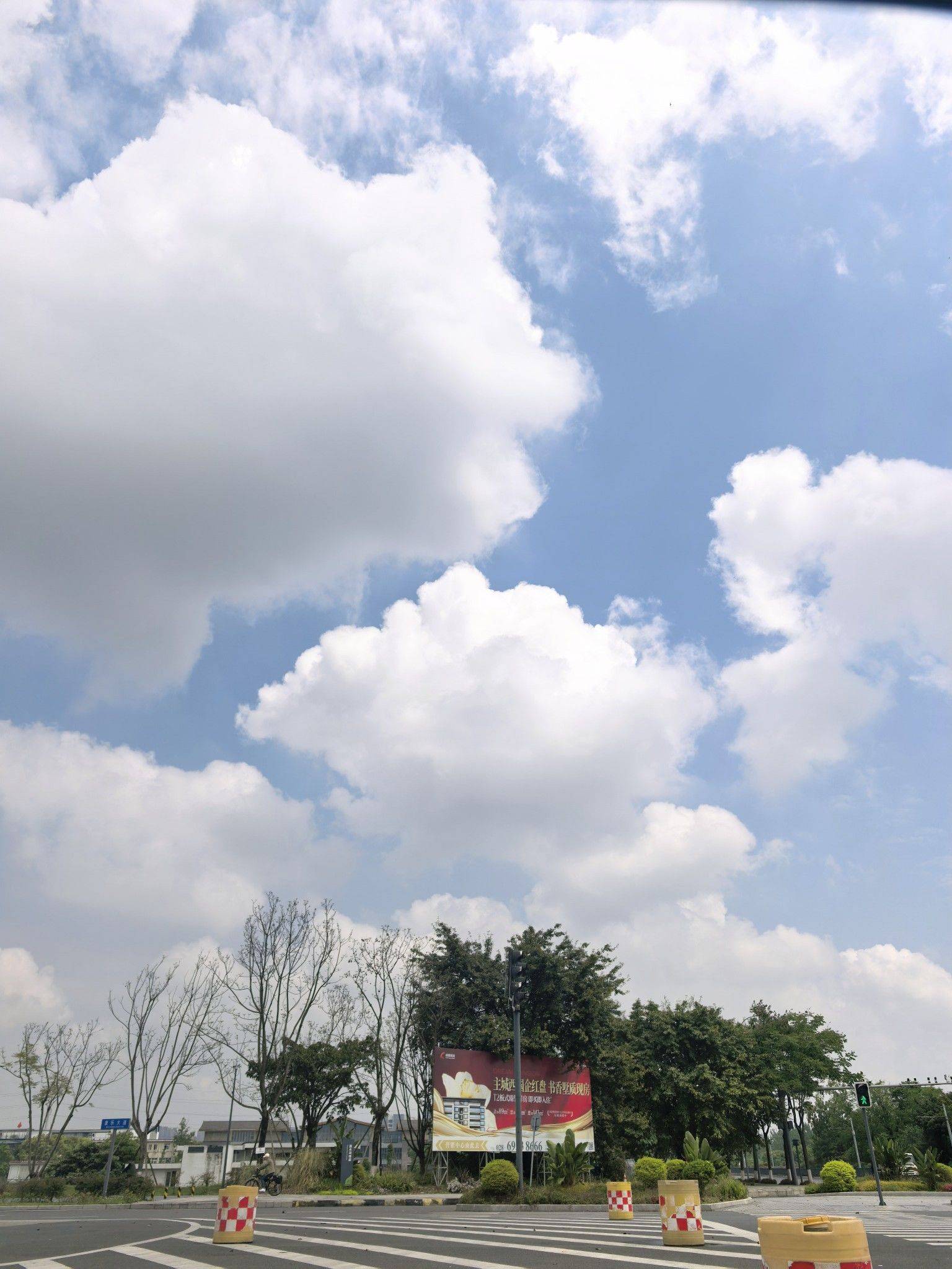 看，天上有棉花糖🥹