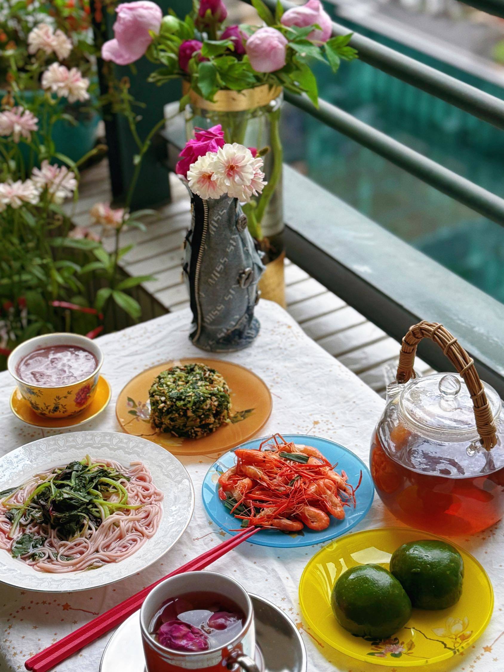 春食记：新鲜的玫瑰花煮茶，马兰头拌香干，