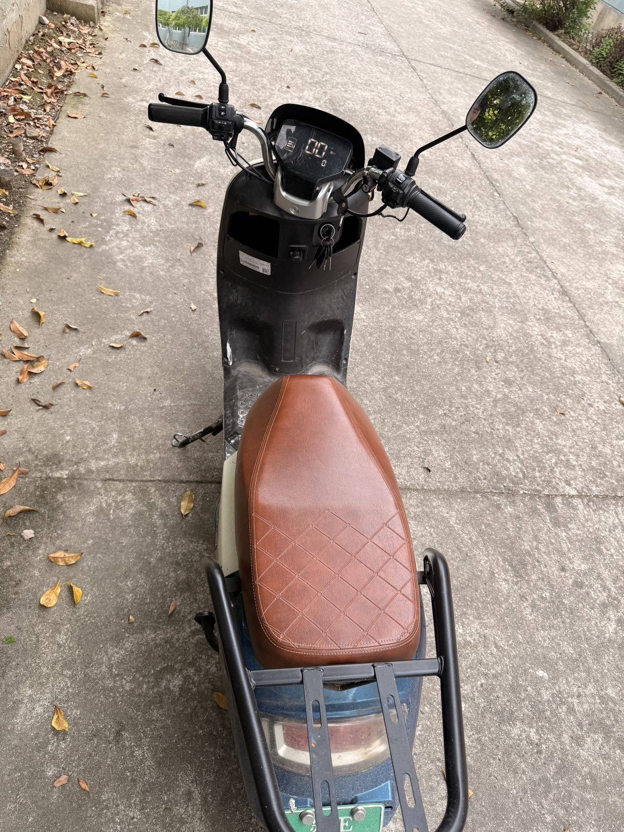 23年小刀电动车，刚换的轮胎  动力还行