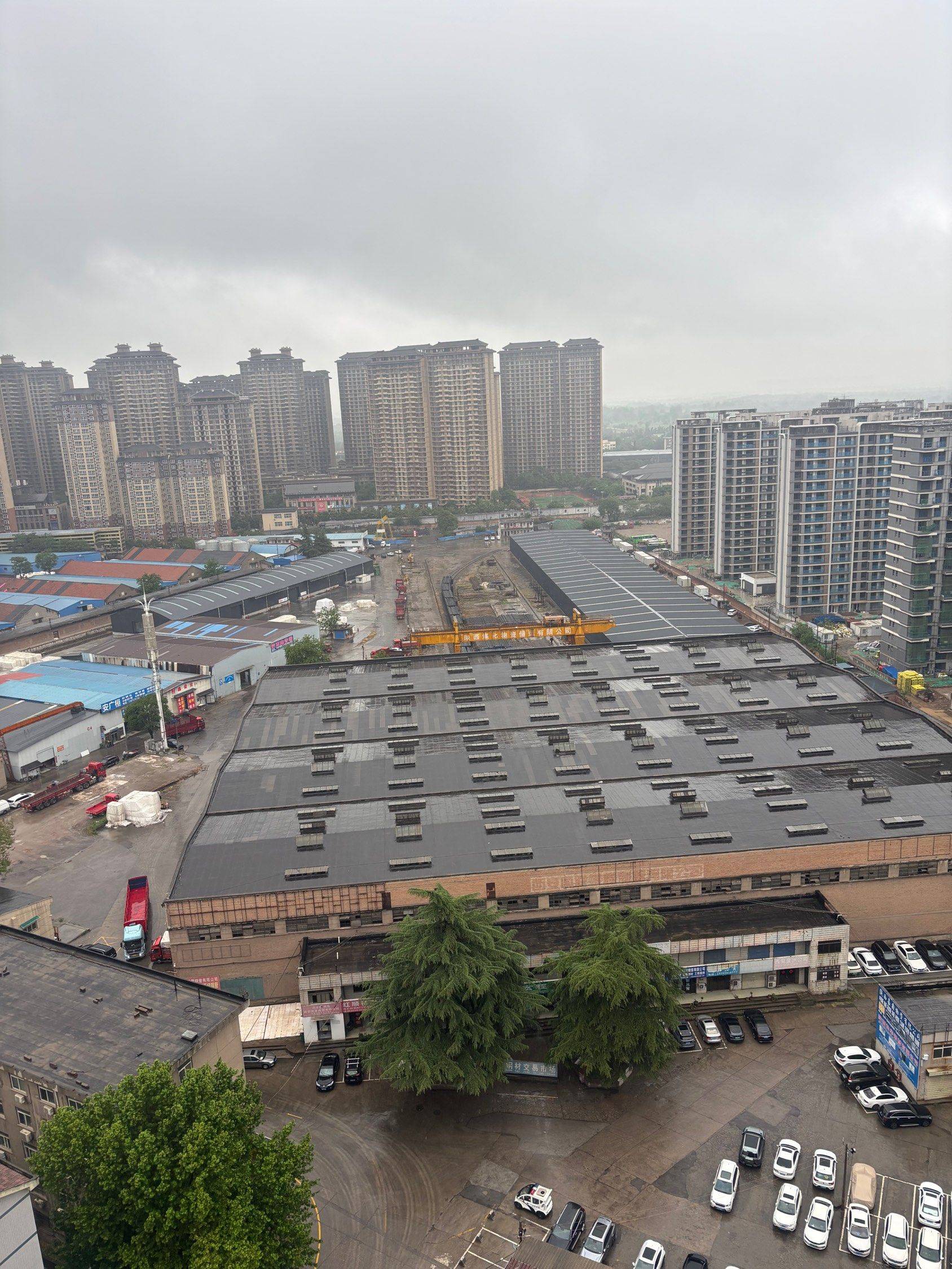 西郊的雨天，氛围感很浓_1