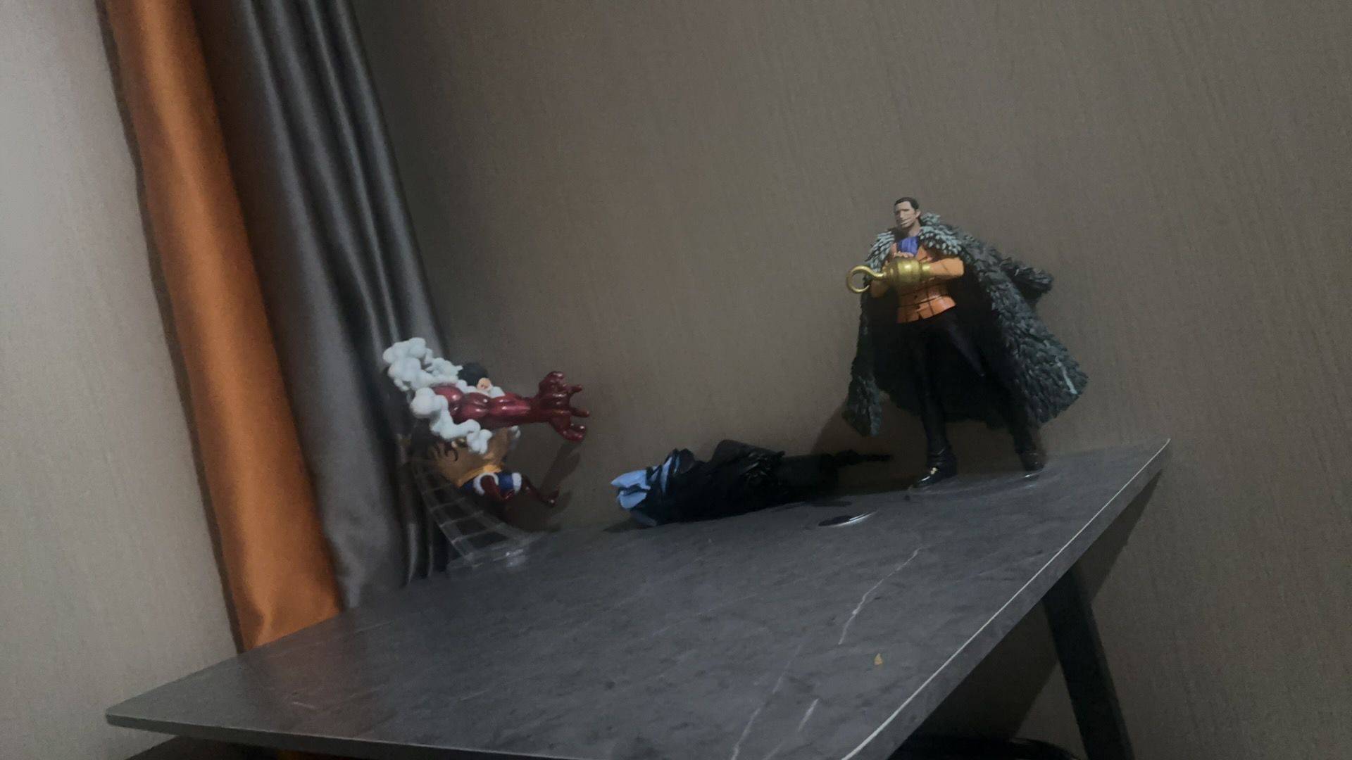 两个手办，一个桌子