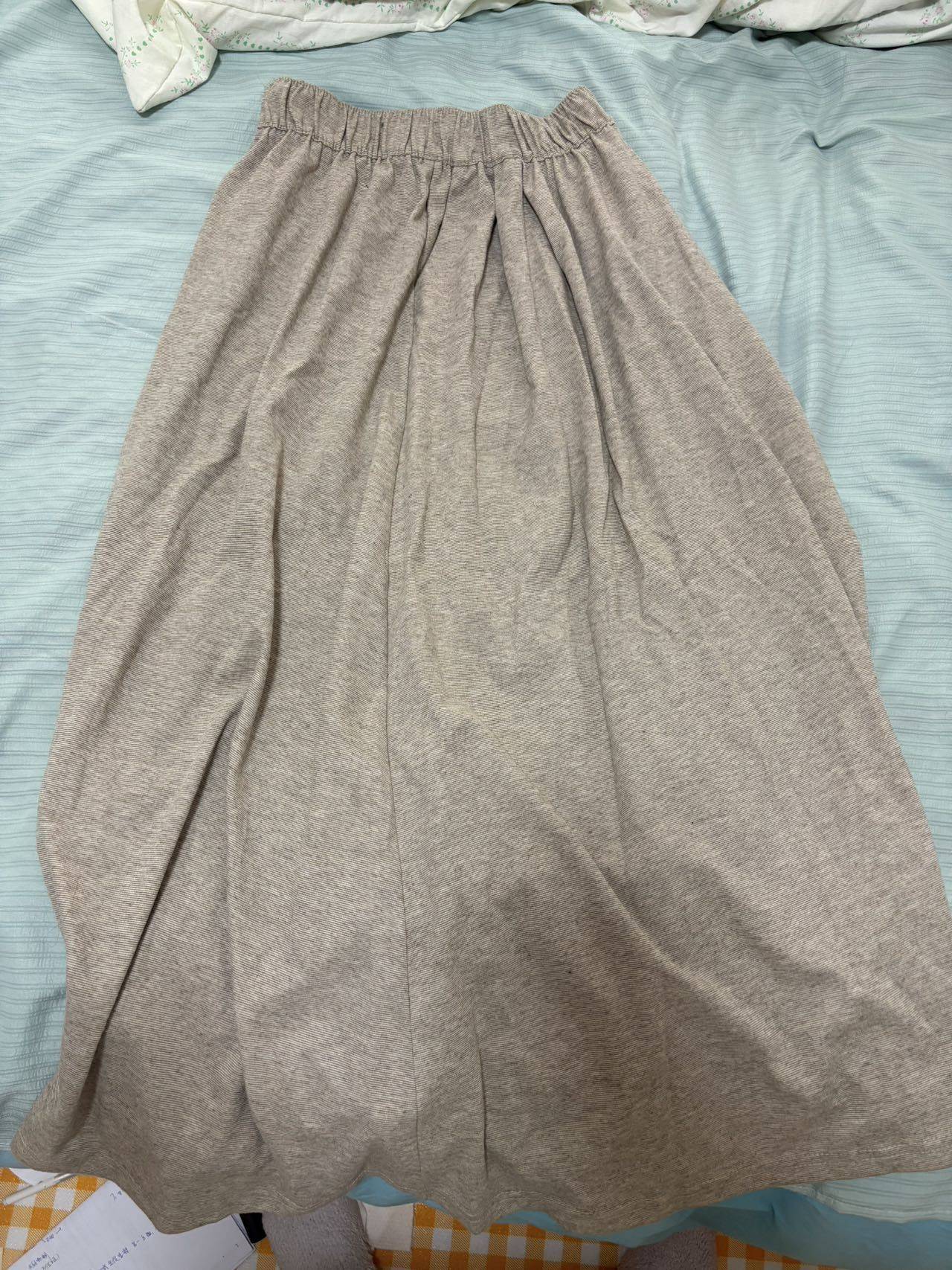 出闲置 
裙子包邮25 r。化妆品容纳