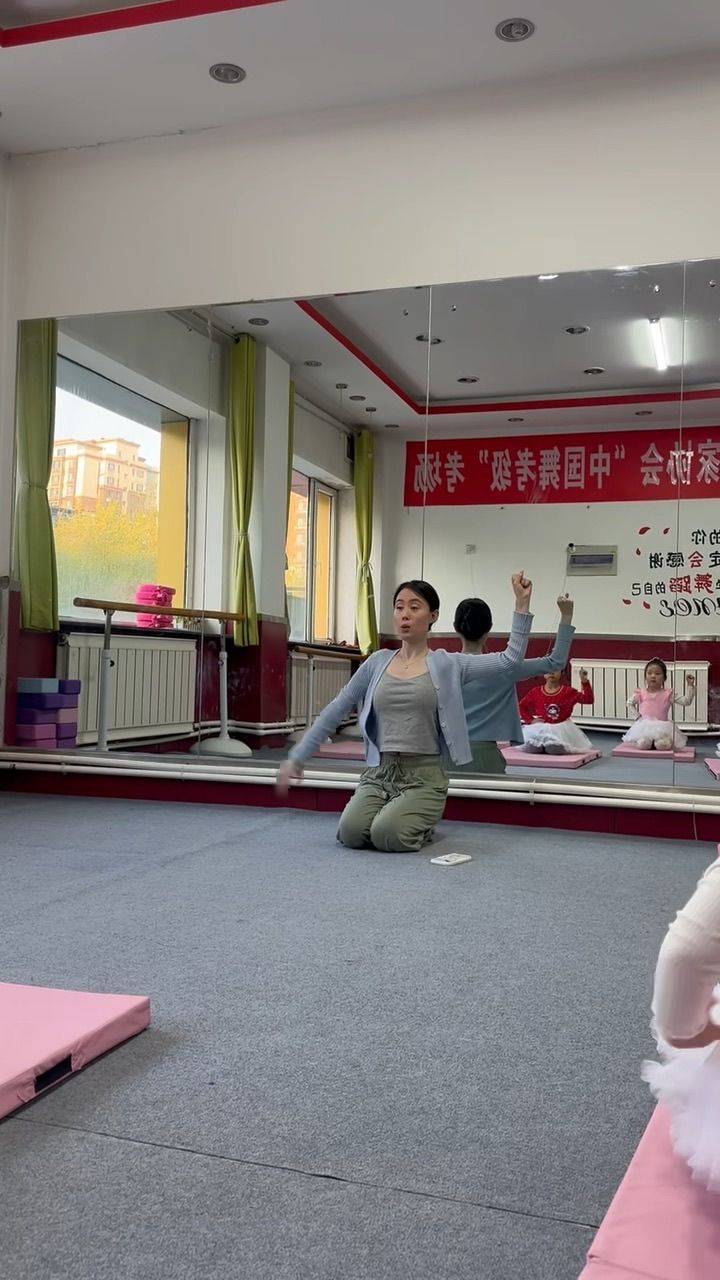 带孩子学跳舞💃