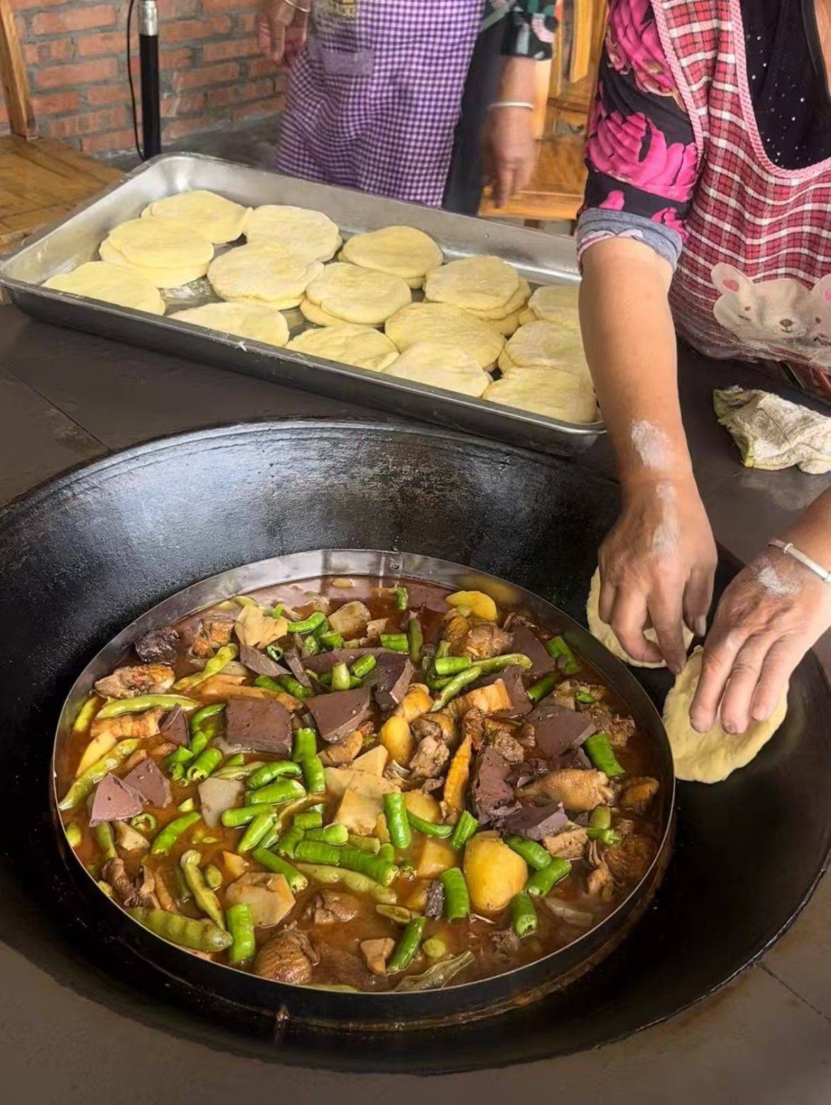 五一来啦，吃个农家柴火鸡，香到没边了 