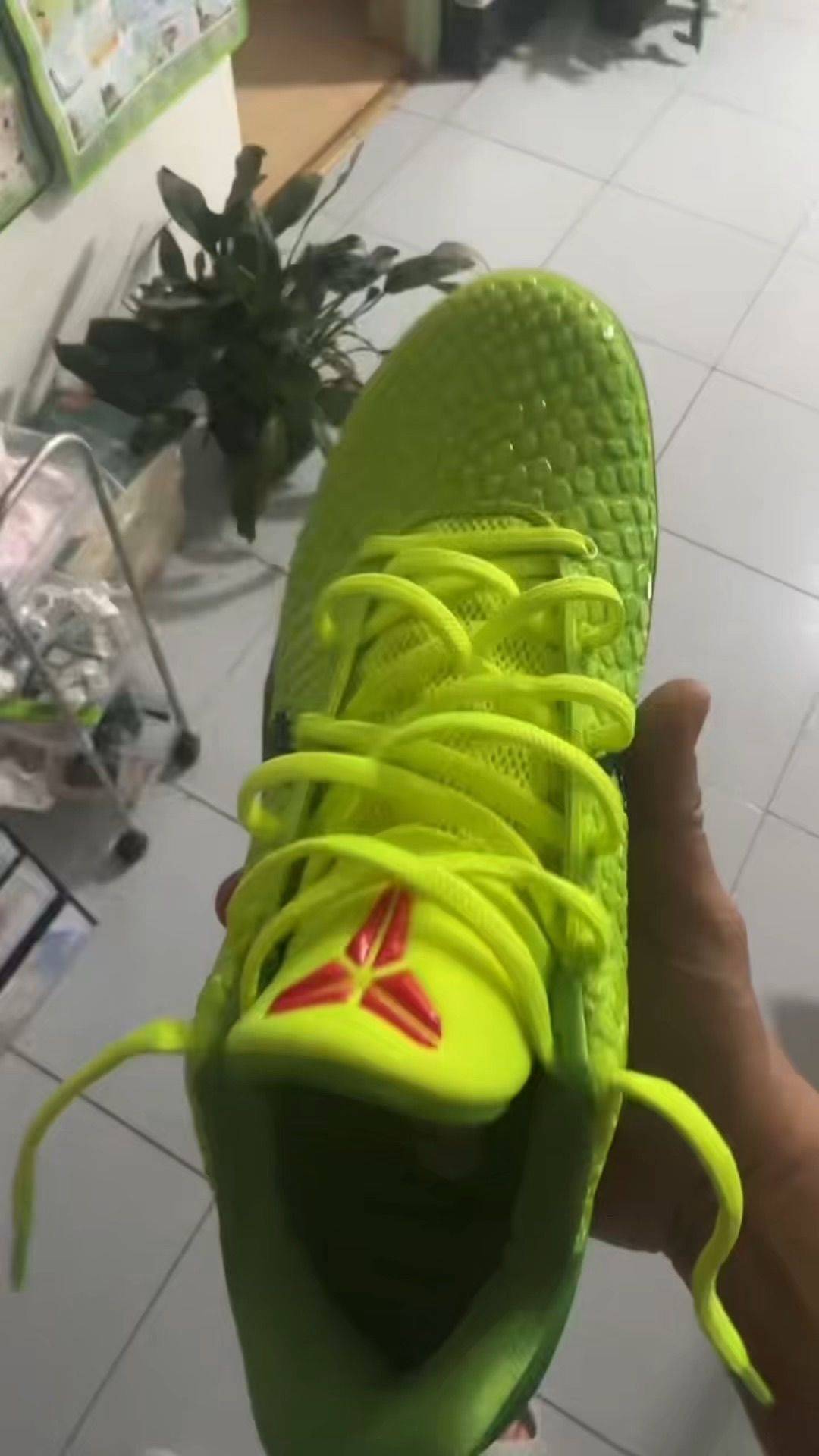 出一双鞋1200元95新，想要联系