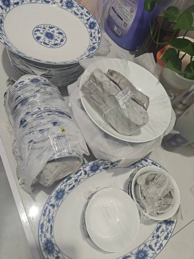 结婚的时候，景德镇朋友送的一套青花陶瓷