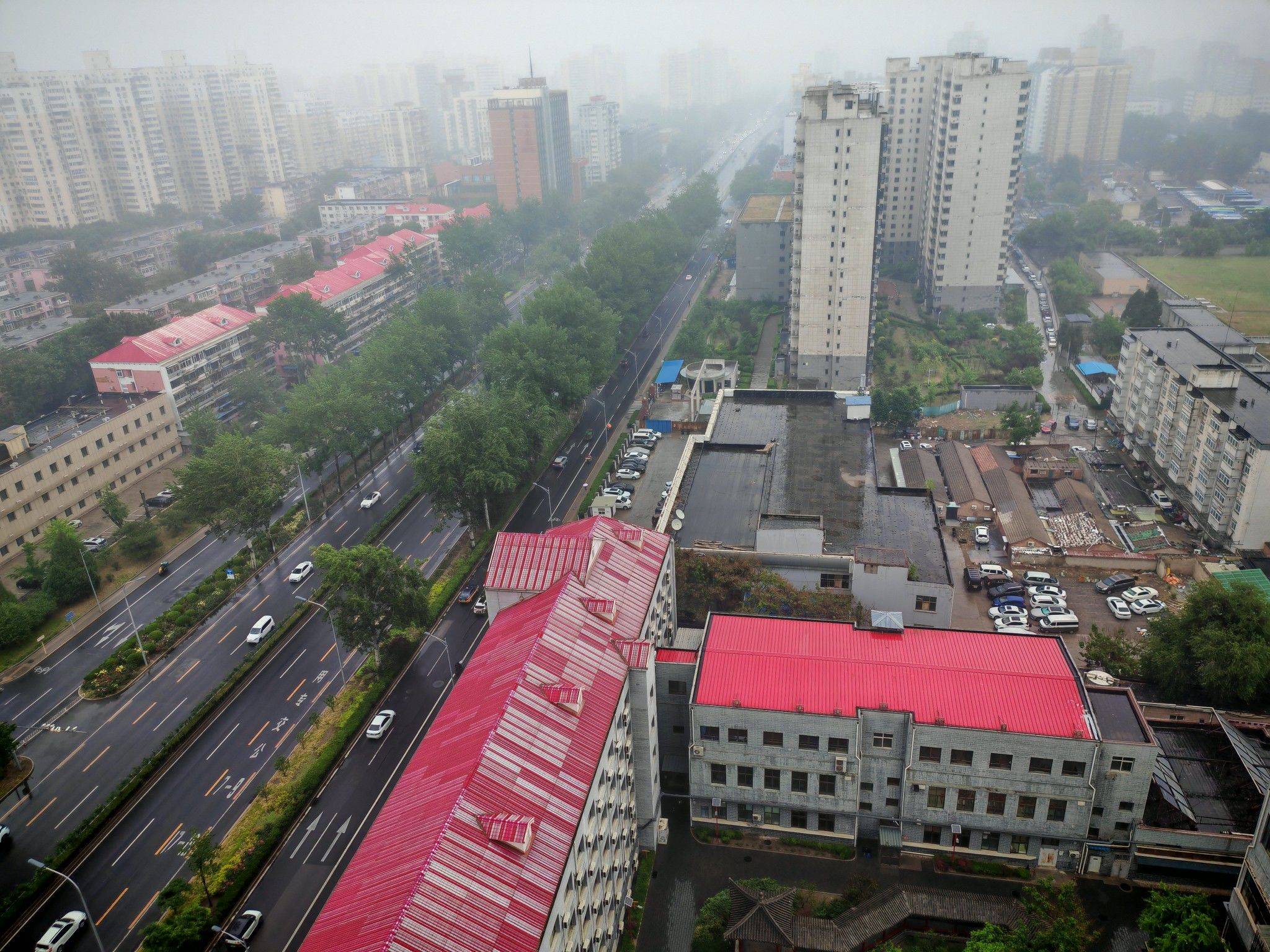 来个合租室友陪我欣赏北京雨景