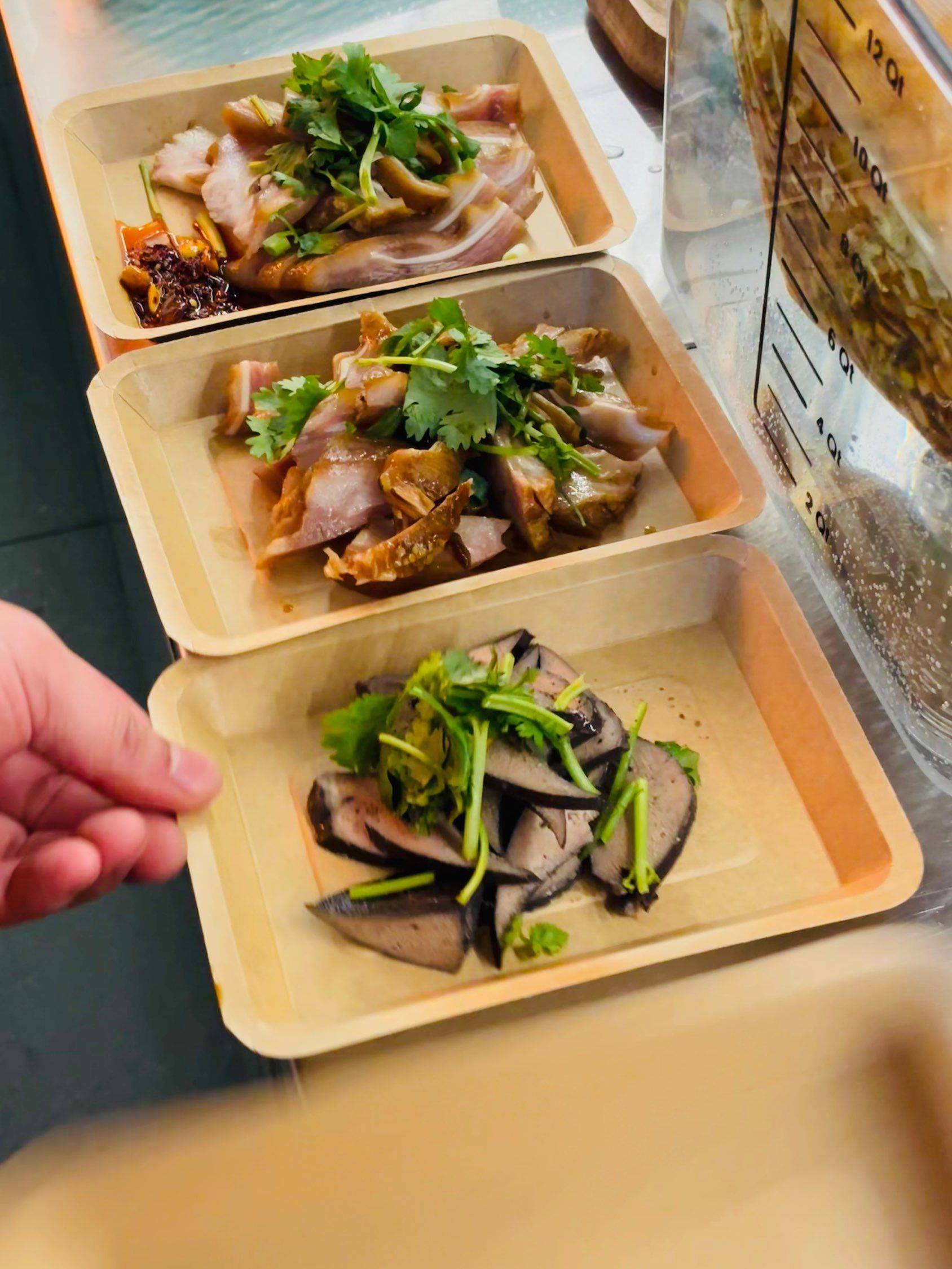 在酒吧里吃面，在窗台前蹦迪！_4